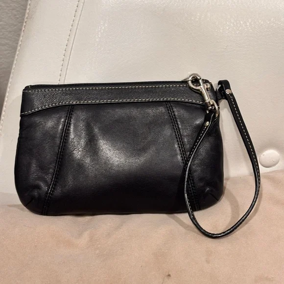 COACH 1941 Black Leather Pleated Medium Wristlet (Style F46484) - Picture 8 of 12